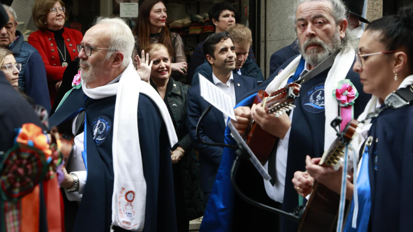 El alcalde de Ferrol disfrutó de las rondallas en las calles