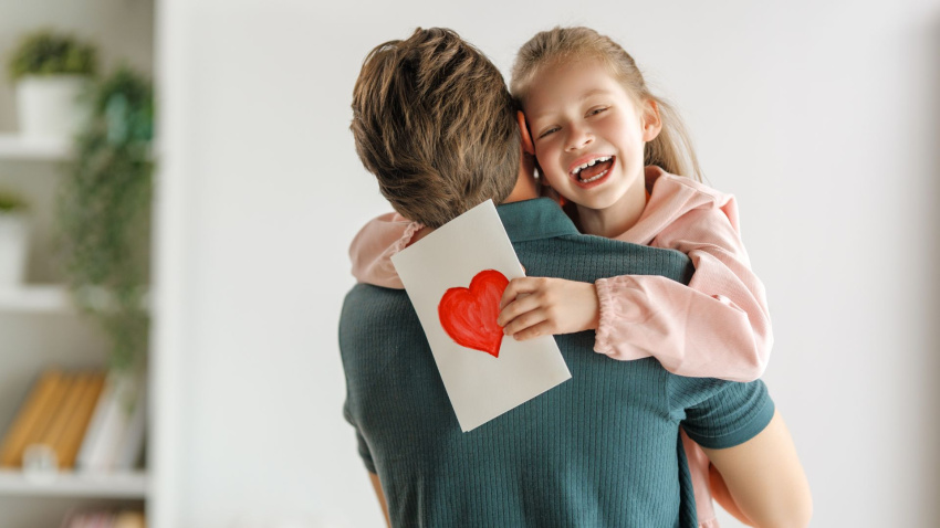 Los niños son los primeros en felicitar a sus padres en este día