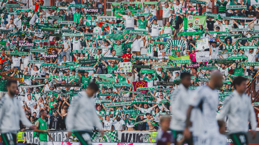 La afición racinguista desplazada a Albacete anima al Racing a su salida al campo