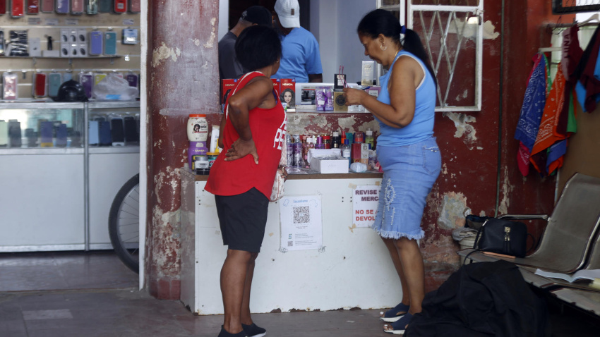 Personas observan productos en un local comercial este lunes, en La Habana (Cuba)