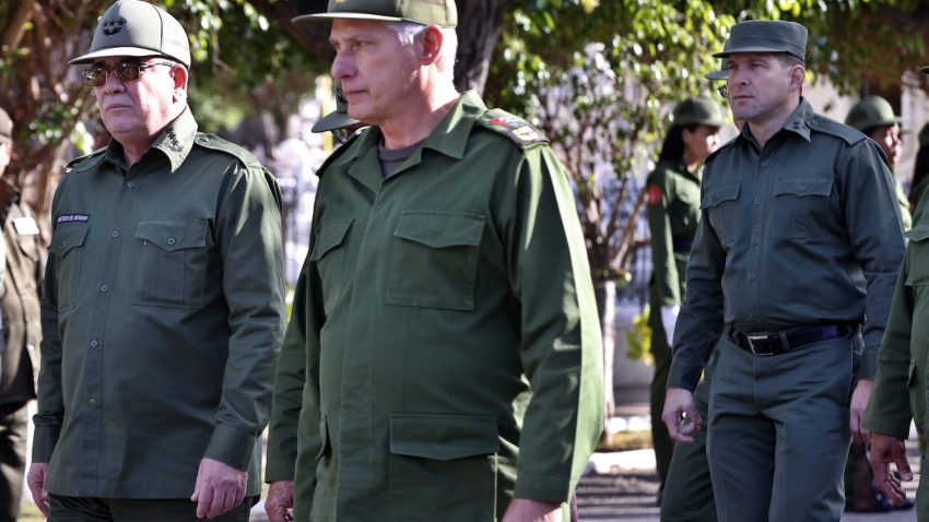 El nieto del expresidente Raúl Castro, Raúl Guillermo Rodríguez Castro (d), el presidente de Cuba, Miguel Diaz-Canel (c) y el ministro del Interior, Lázaro Alberto Álvarez Casas (i), asisten a un acto el 16 de enero de 2026 en el cementerio de Colon, en La Habana (Cuba)