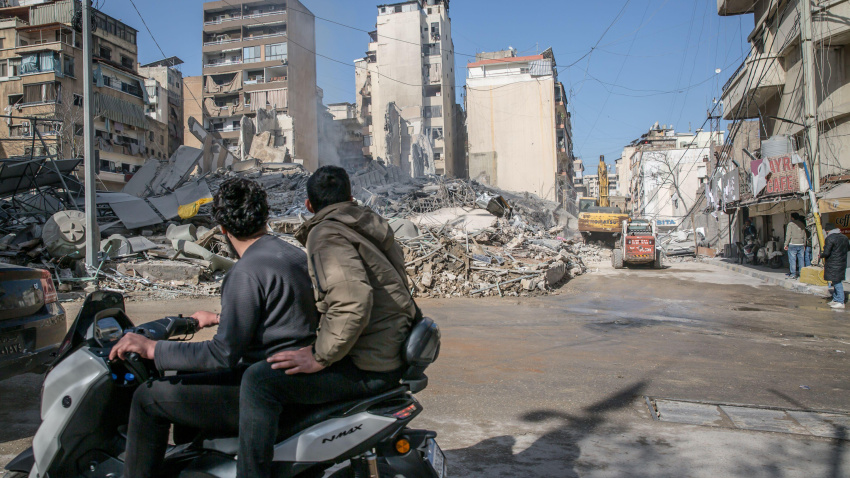 Beirut, Líbano. 18 de marzo de 2026. Unos hombres en motocicleta pasan junto a los restos de un edificio en Bachoura, que fue alcanzado por un ataque aéreo israelí.