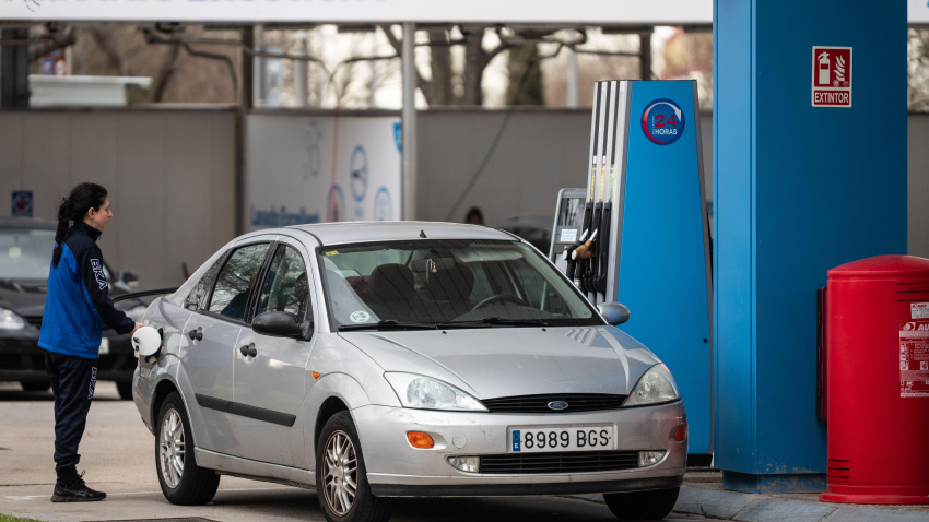 Una mujer repostando gasolina en una gasolinera de bajo coste de Ballenoil.