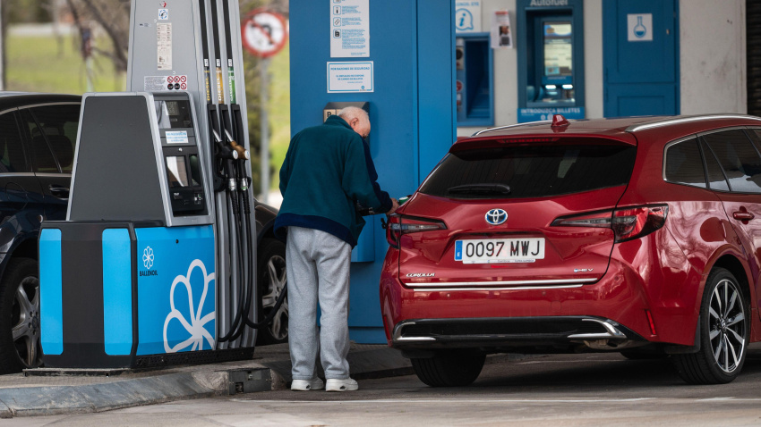 Un hombre repostando gasolina en una gasolinera de bajo coste Ballenoil en Madrid, España.