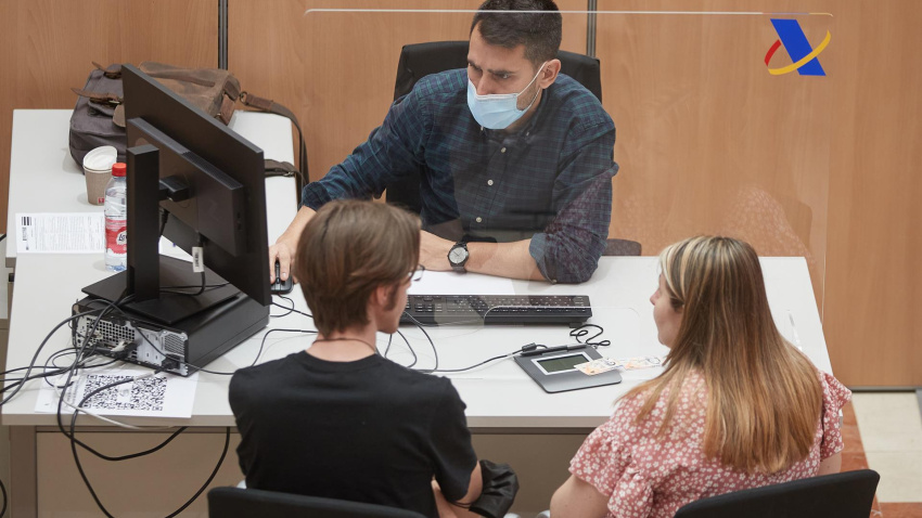 Vista de la sede de la Agencia Tributaria en su sede de Guzmán el Bueno en Madrid durante  las declaraciones particulares de forma presencial
