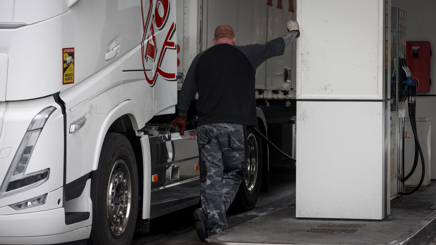 Un camionero reposta en Irun (Gipuzkoa)
