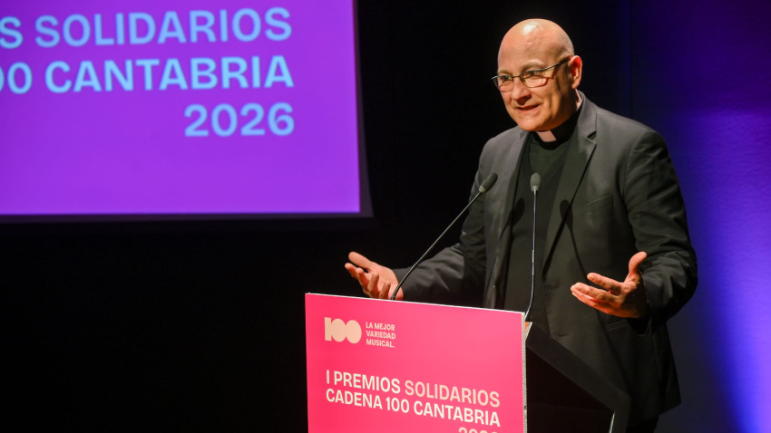 El vicario de la Diócesis de Santander, Ricardo Alvarado, entregó el Premio a la Labor Humanitaria a Loli Cobo, quien fue delegada de Manos Unidas en Cantabria