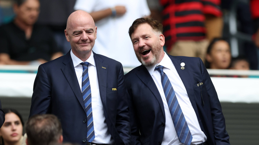 Alejandro Domínguez, presidente de la Conmebol, junto a Gianni Infantino, presidente de la FIFA.