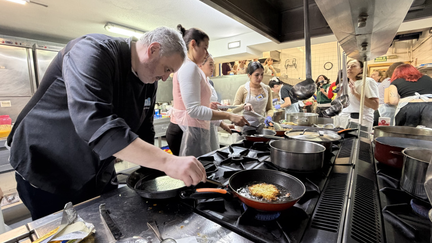 Pablo Arbesú, ayudando a los participantes en los fogones