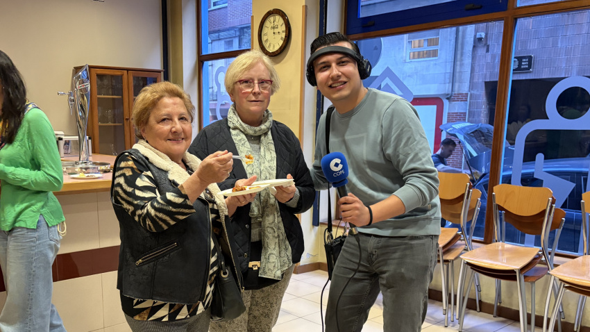 Encarna y Paulina, probando los platos elaborados por los estudiantes