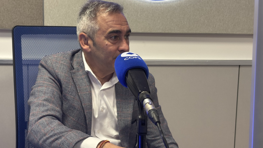 El conseller Miguel Barrachina durante la entrevista en los estudios de COPE Valencia