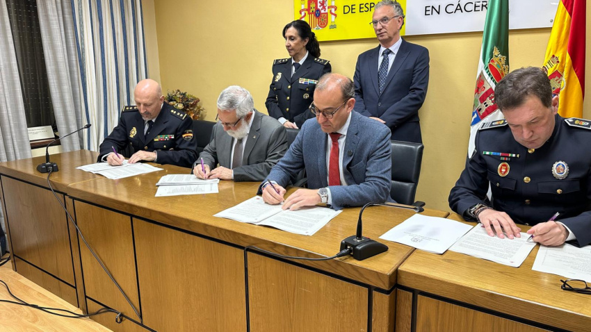 Firma del Procedimiento Operativo de Colaboración y Coordinación entre la Comisaria Provincial de Policía Nacional de Cáceres y la Policía Local del Ayuntamiento de Cáceres para la protección y seguimiento de las víctimas de violencia de género