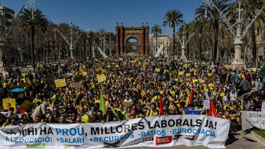 20/03/2026 La manifestación en el paseo Lluís Companys de Barcelona de este viernes.La huelga de docentes de Catalunya de este viernes está teniendo un seguimiento del 39,64% sobre el total de la plantilla convocada, que en esta jornada son los docentes de toda Catalunya, según datos de las 13 horas facilitados por la Conselleria de Educación y FP de la Generalitat.SOCIEDAD ALBERTO PAREDES - EUROPA PRESS