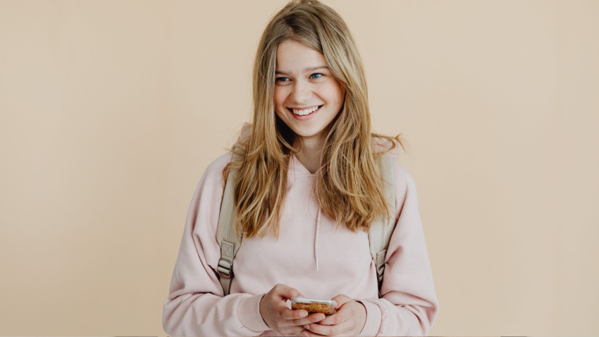 Adolescente con un teléfono