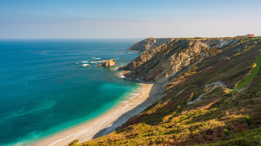 Una imagen de los acantilados de Oviñana, con el Faro Vidio al fondo