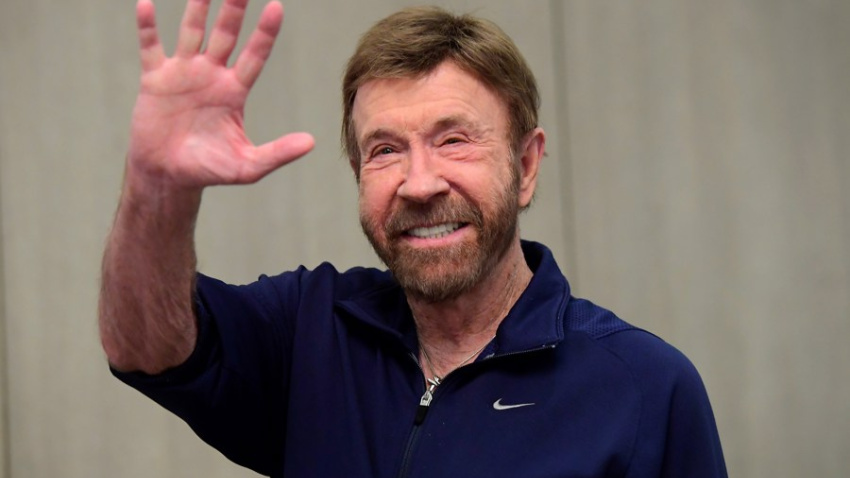 MTI107. BOGOTÁ (COLOMBIA), 20/03/2026.- Fotografía de archivo del 26 de noviembre del 2018 que muestra al actor estadounidense Chuck Norris saludando en la 15º campaña de la fundación benéfica Shoe Box en el hotel Kempinski Corvinus de Budapest (Hungría). Norris falleció a los 86 años. EFE/ Tamas Kovacs / ARCHIVO