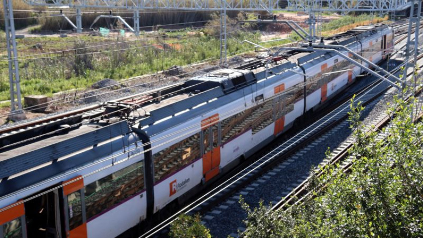 Tren parado a punto de llegar a la estación de Tarragona