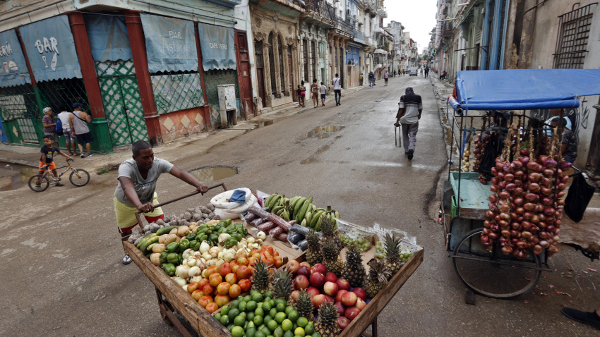 Una persona vende alimentos, durante un apagón en La Habana (Cuba)