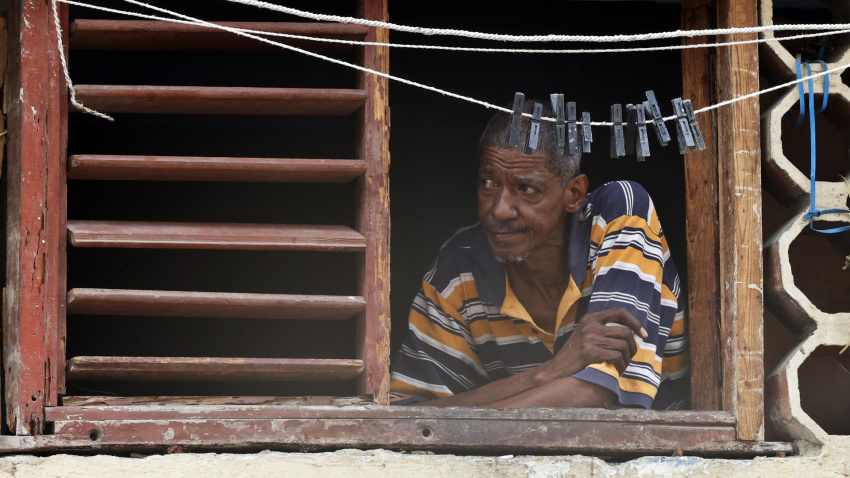 Un hombre observa desde una ventana, durante un apagón en La Habana (Cuba)