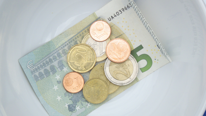 Foto de archivo de varios euros sobre un plato