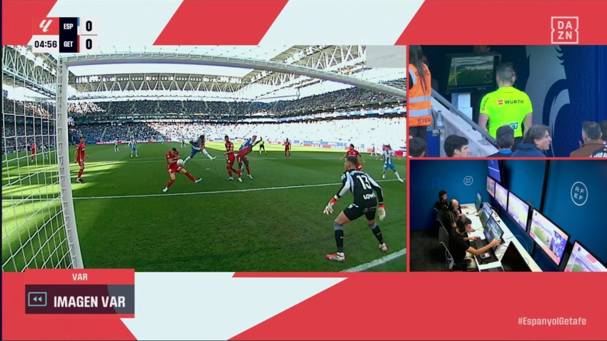 Mano de Diego Rico revisada por el VAR, en el Espanyol - Getafe
