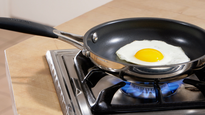 Un huevo frito sobre una sartén