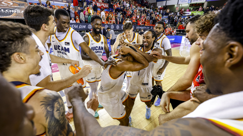 DeJulius recibe la felicitación de sus compañeros