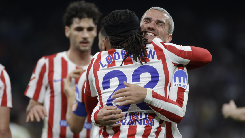 Lookman y Griezmann celebran el gol en el Real Madrid - Atlético de Madrid