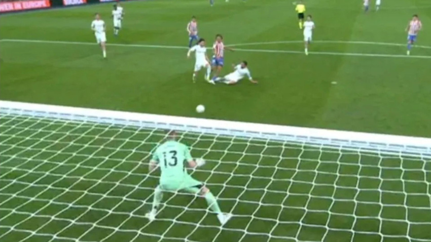 Imagen del momento en el que Carvajal derriba a Llorente en el Real Madrid - Atlético