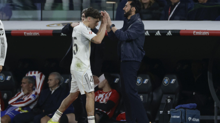 Arbeloa felicita a Thiago Pitarch por su buen partido contra el Atlético