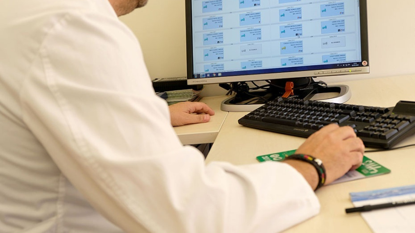 (Foto de ARCHIVO)Médico de atención primaria en consulta.REMITIDA / HANDOUT por JUNTA DE ANDALUCÍAFotografía remitida a medios de comunicación exclusivamente para ilustrar la noticia a la que hace referencia la imagen, y citando la procedencia de la imagen en la firma06/3/2019