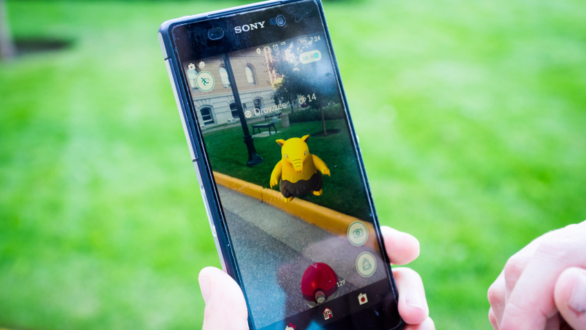Imagen de recurso de una persona capturando un pokémon