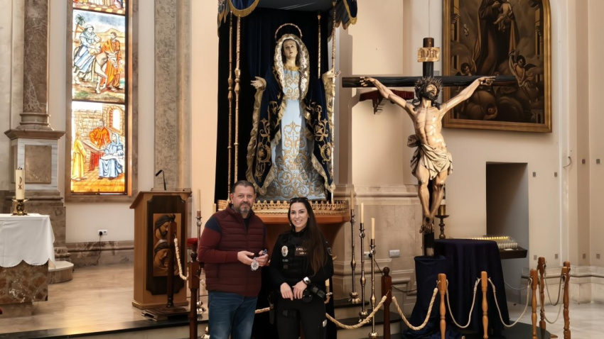 Isabel Sánchez, junto a la patrona de Águilas, la Virgen de los Dolores