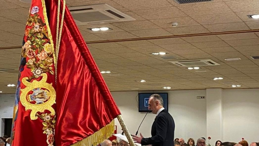 La Bandera de la Archicofradía del Santísimo Cristo de la Sangre, junto al presidente