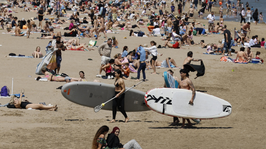 Cientos de personas en la playa de Las Arenas de Valencia el Jueves Santo en una imagen de archivo