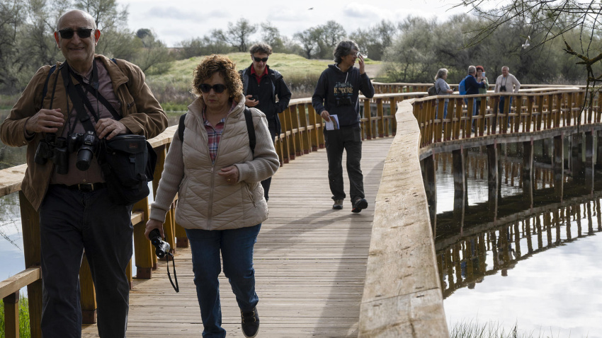 Un grupo de personas camina por el Parque Nacional de Las Tablas de Daimiel en Semana Santa