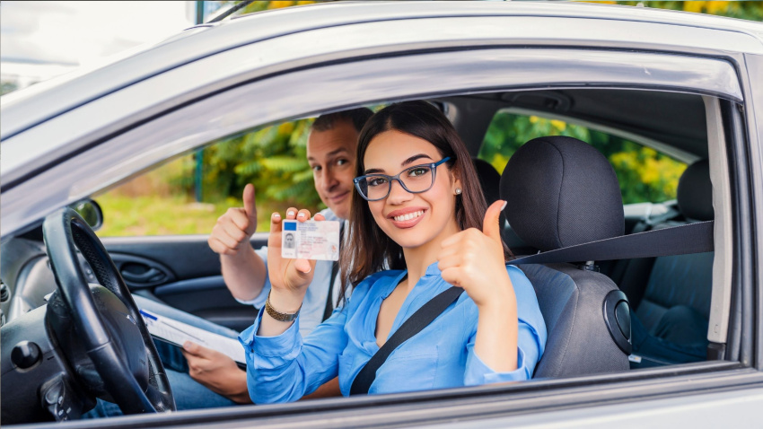 Una chica feliz con el carnet de conducir  recién sacado