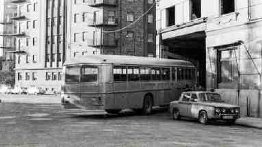 Autobús entrando en la cochera