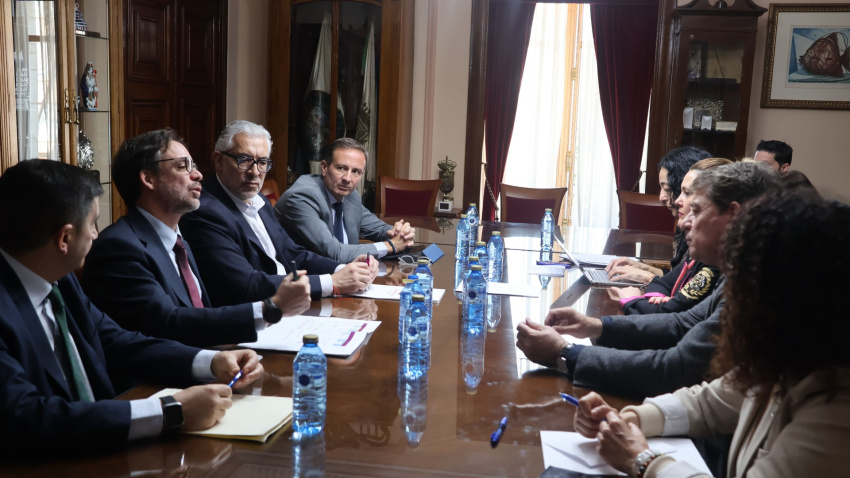 El presidente de Renfe se reunió en el Ayuntamiento de Lugo con el alcalde, Miguel Fernández