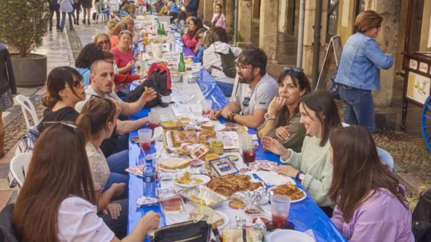 Una imagen de una mesa de la Comida en la Calle en ediciones pasadas