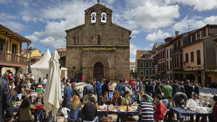 Una imagen de la Plaza del Carbayo en una Comida en la Calle reciente