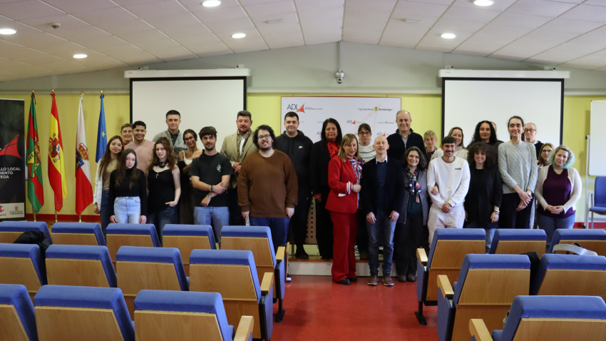 Jóvenes integrantes en la lanzadera de empleo juvenil de Cantabria