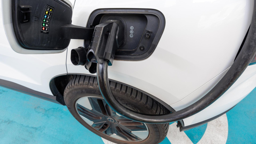 Un vehículo eléctrico se carga en un Shell Mobility Hub.