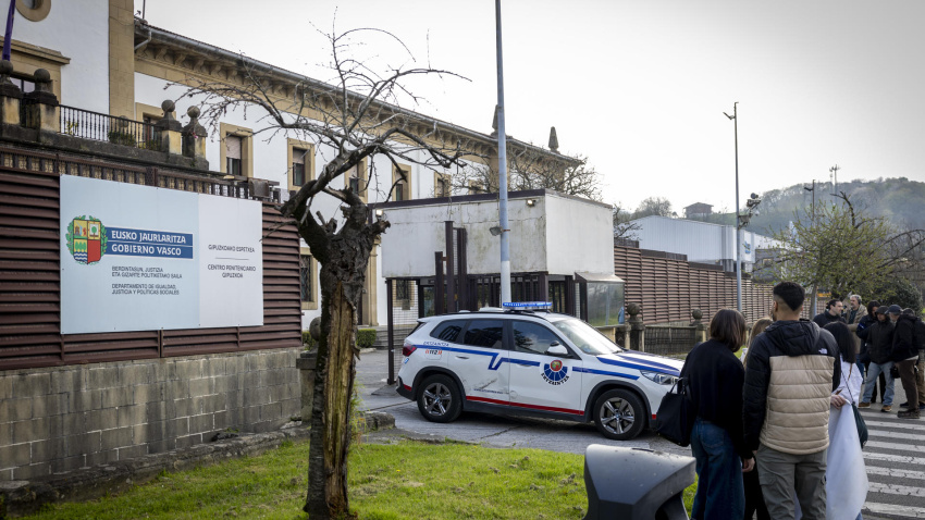 Vista de la cárcel de Martutene de San Sebastián, tras la concesión de un régimen de semilibertad a la exjefa de ETA Soledad Iparraguirre, 'Anboto', en aplicación del artículo 100.2 del Reglamento Penitenciario, el mismo que se otorgó en su día