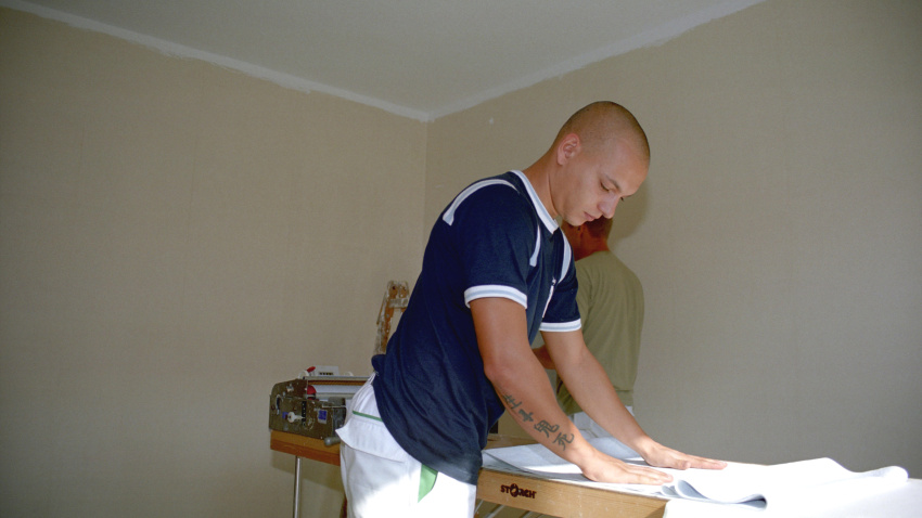 Empapelador en una obra de construcción