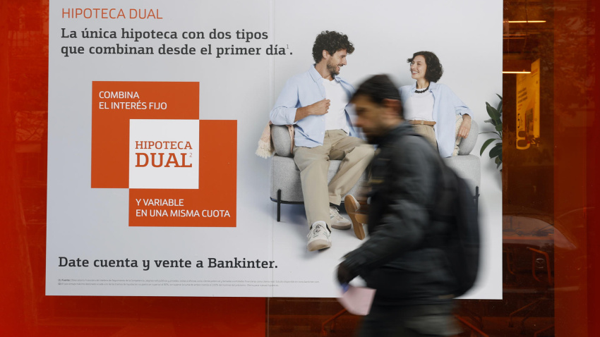 Vista de un cartel de una entidad financiera ofreciendo hipotecas