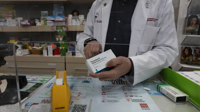 Un farmacéutico recorta el código de barras de una caja de Paracetamol