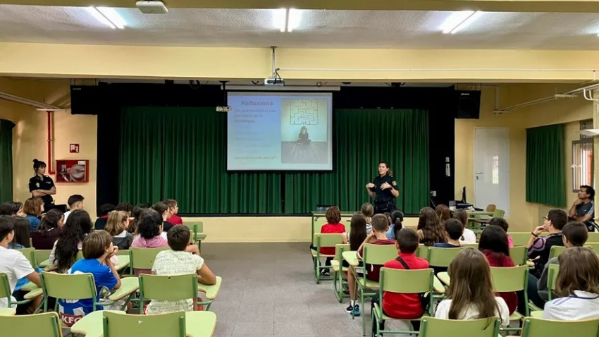 Dos policías nacionales ofrecen una charla sobre violencia sexual y los riesgos de internet a alumnos de la ESO del Instituto Pedro Duque de Leganés (Madrid), en una imagen de archivo.