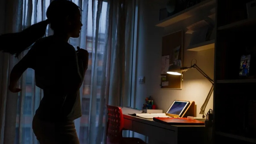 Una adolescente baila un TikTok en su habitación, en una imagen de archivo.