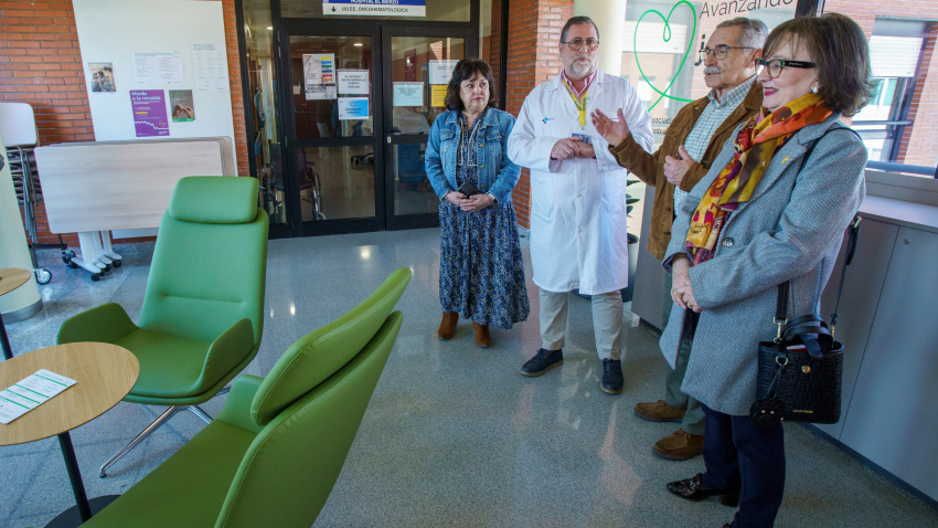 El gerente de la Gerencia de Asistencia Sanitaria del Bierzo, Juan Ortiz de Saracho (2I), junto al presidente de la Asociación Española Contra el Cáncer en León, Estanislao de Luis (2D), la presidenta de la Asociación Española Contra el Cáncer de Ponferrada, María Ángeles Martín (D), y la directora de Gestión y Servicios Generales en la Gerencia de Asistencia Sanitaria del Bierzo, Sara Alonso (I), durante la inauguración de la Sala de Respiro de Oncohematología del Hospital de El Bierzo